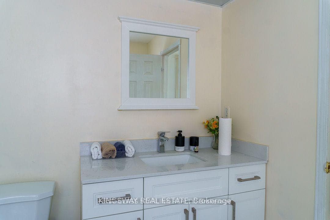 1048 Charminster Crescent photo 20