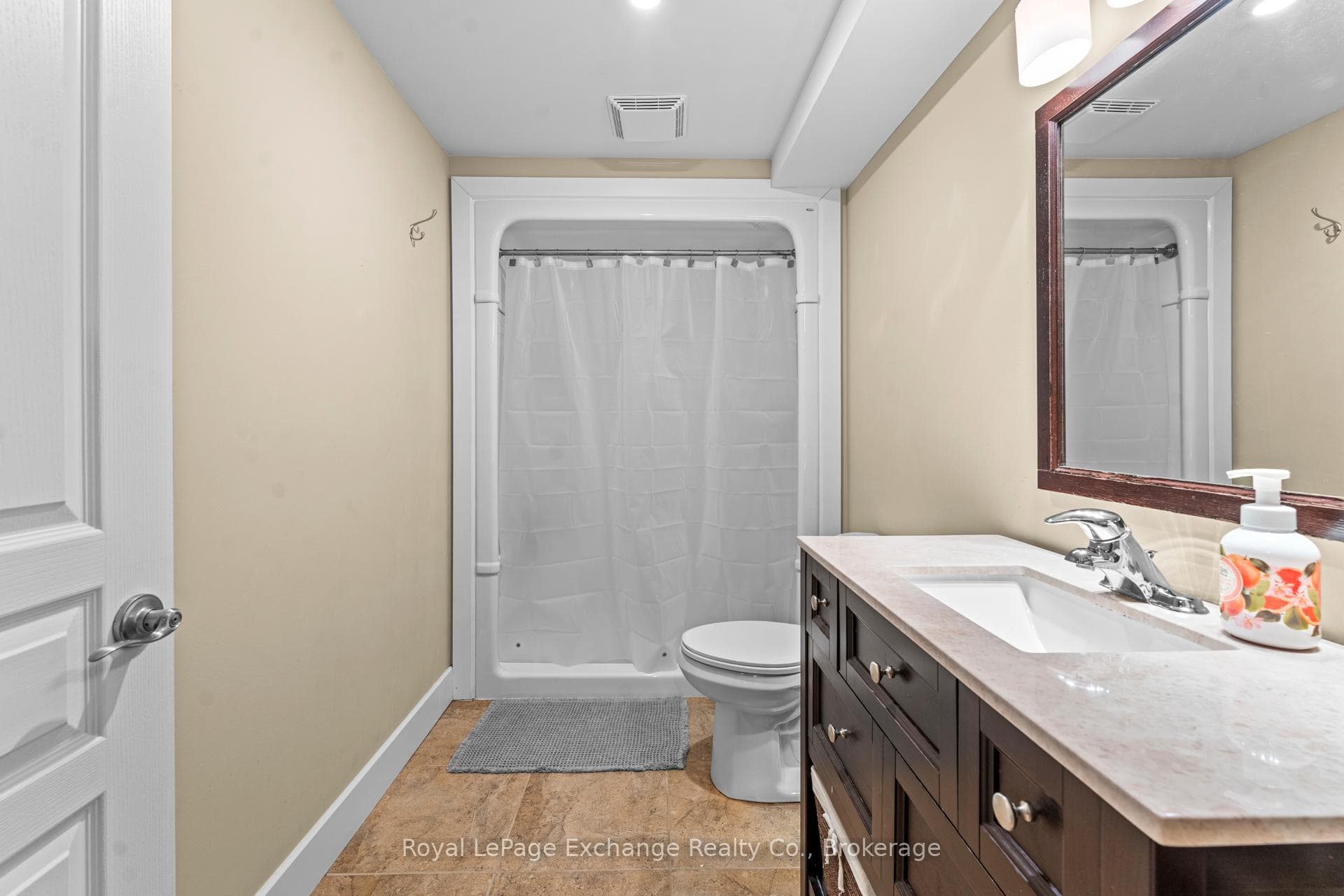 592 Hunter Street photo 39