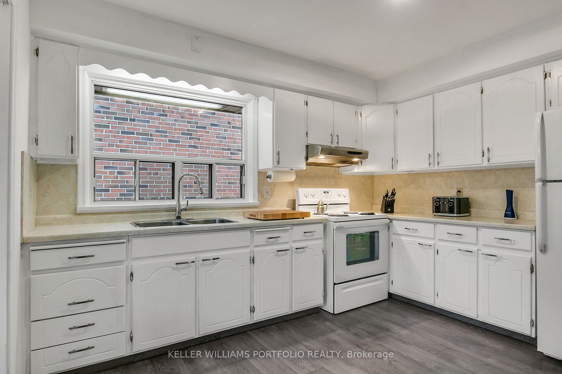 106 Botfield Avenue photo 13