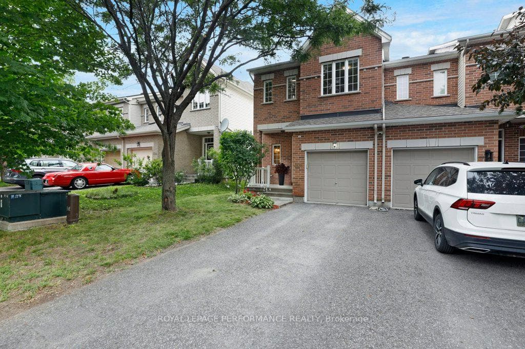 306 Waymark Crescent photo 2