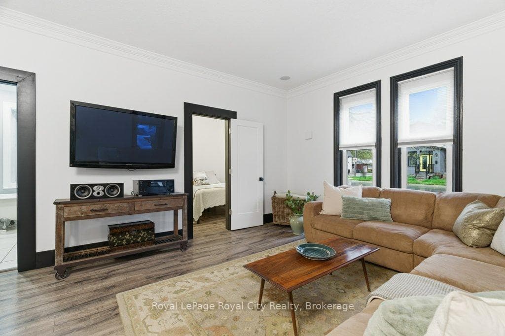 554 Woolwich Street photo 9