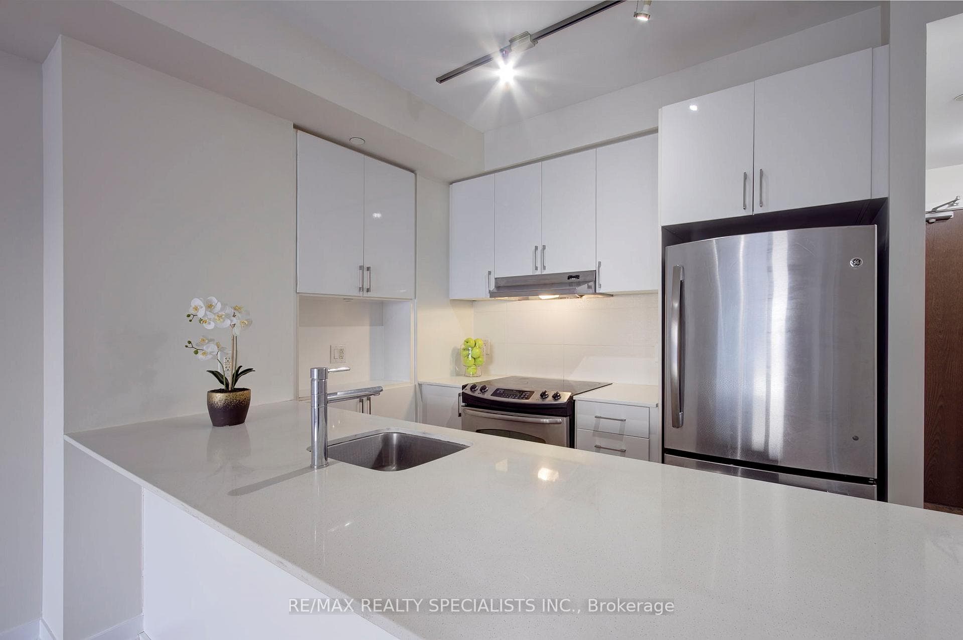 2560 Eglinton Avenue Unit 707 photo 6