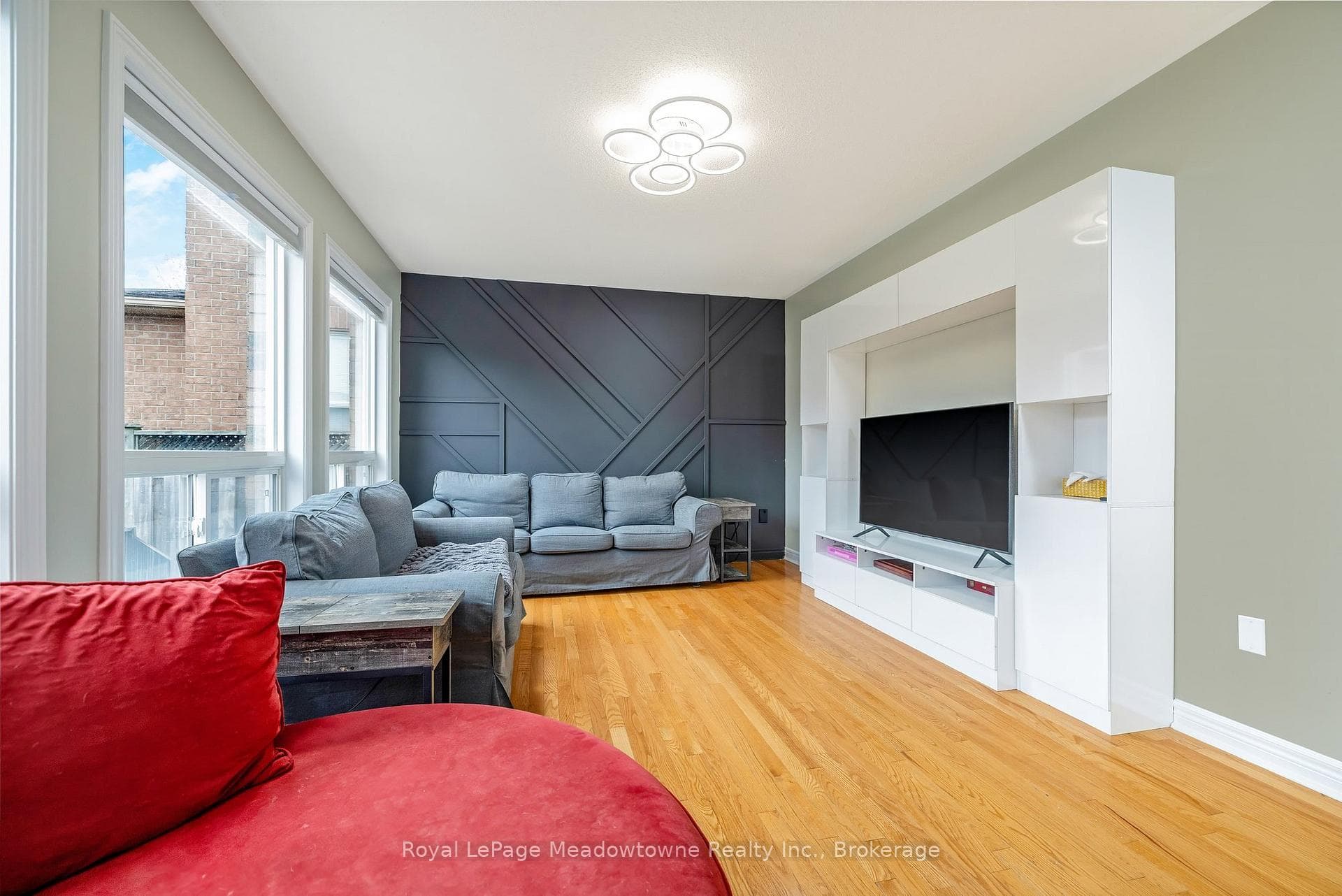 1075 Sprucedale Lane photo 8