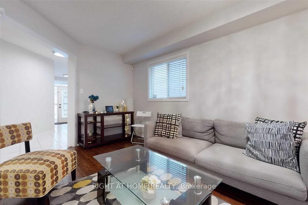 3256 Equestrian Crescent Unit UPPER photo 4