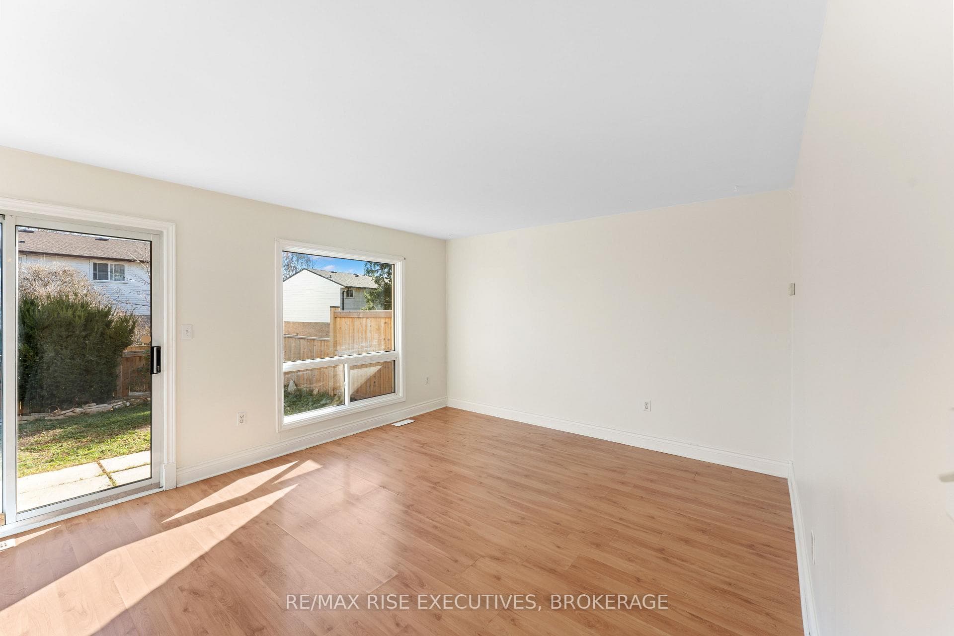 995 Amberdale Crescent photo 8