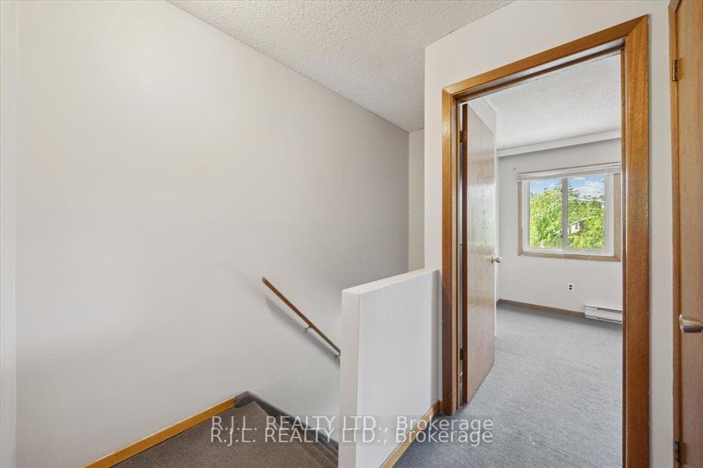 1675 Applewood Crescent photo 8