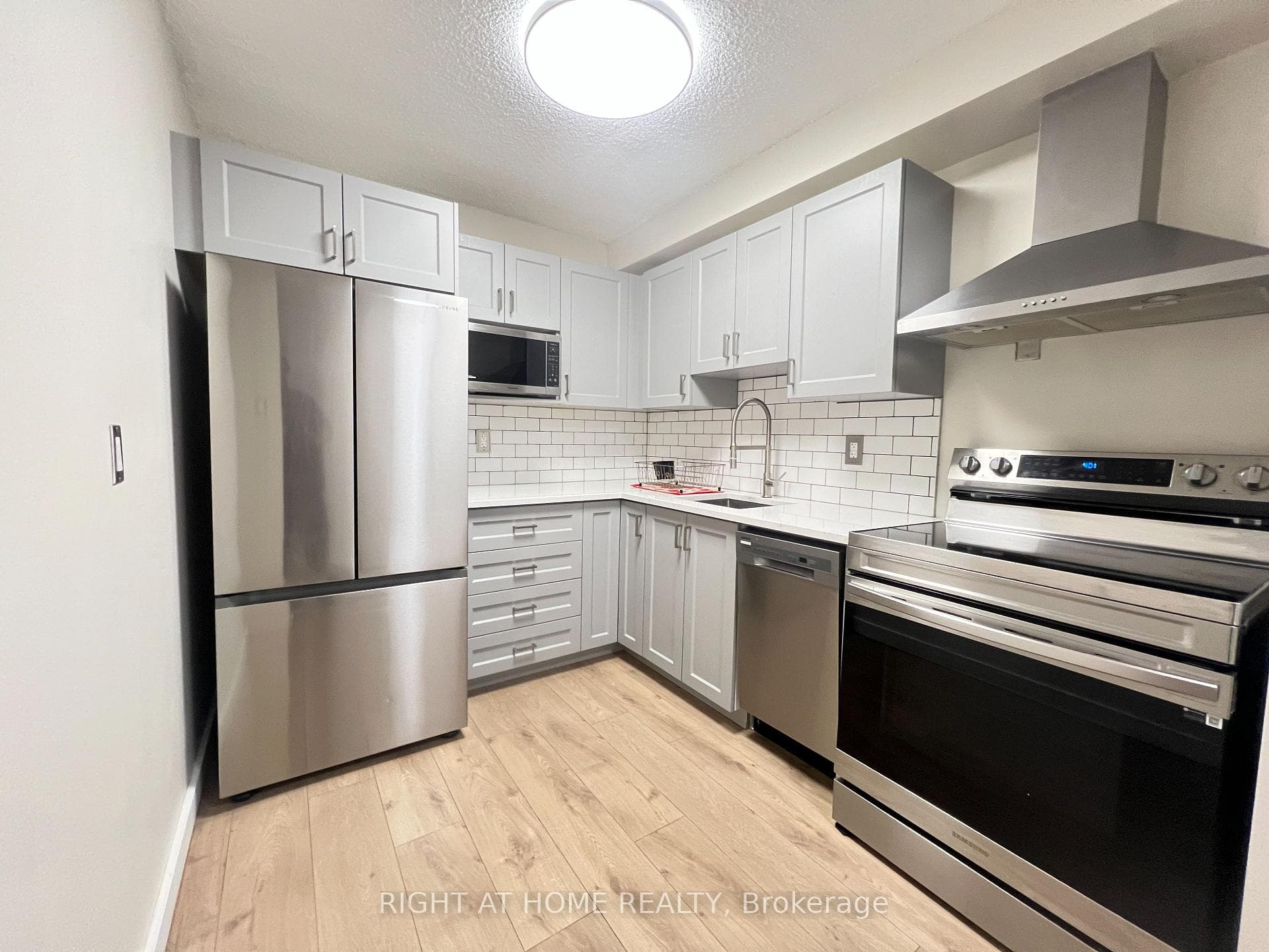 505 St Laurent Boulevard Unit 1103 photo 3