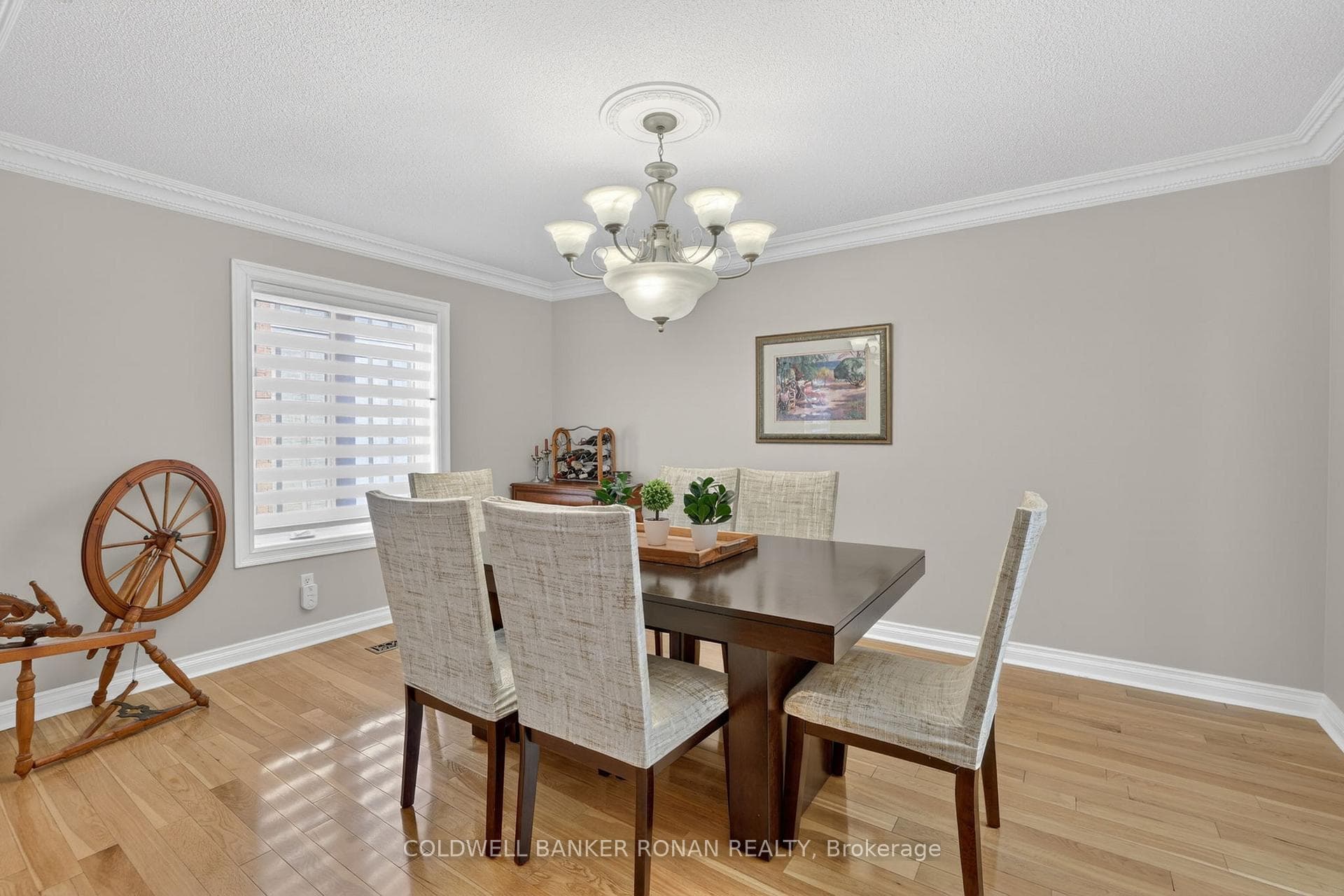 240 Howard Crescent photo 8