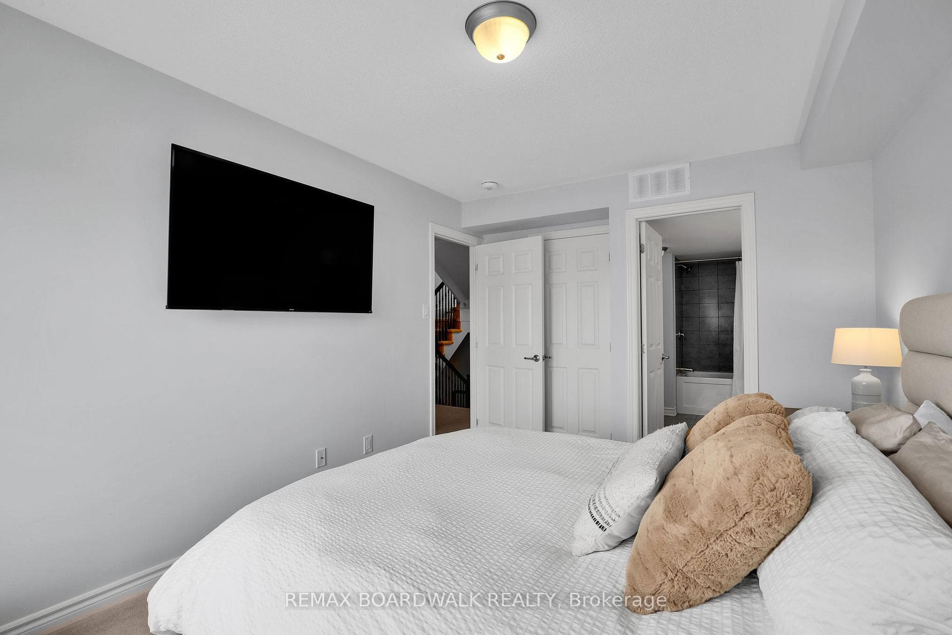 810 Mikinak Road photo 24