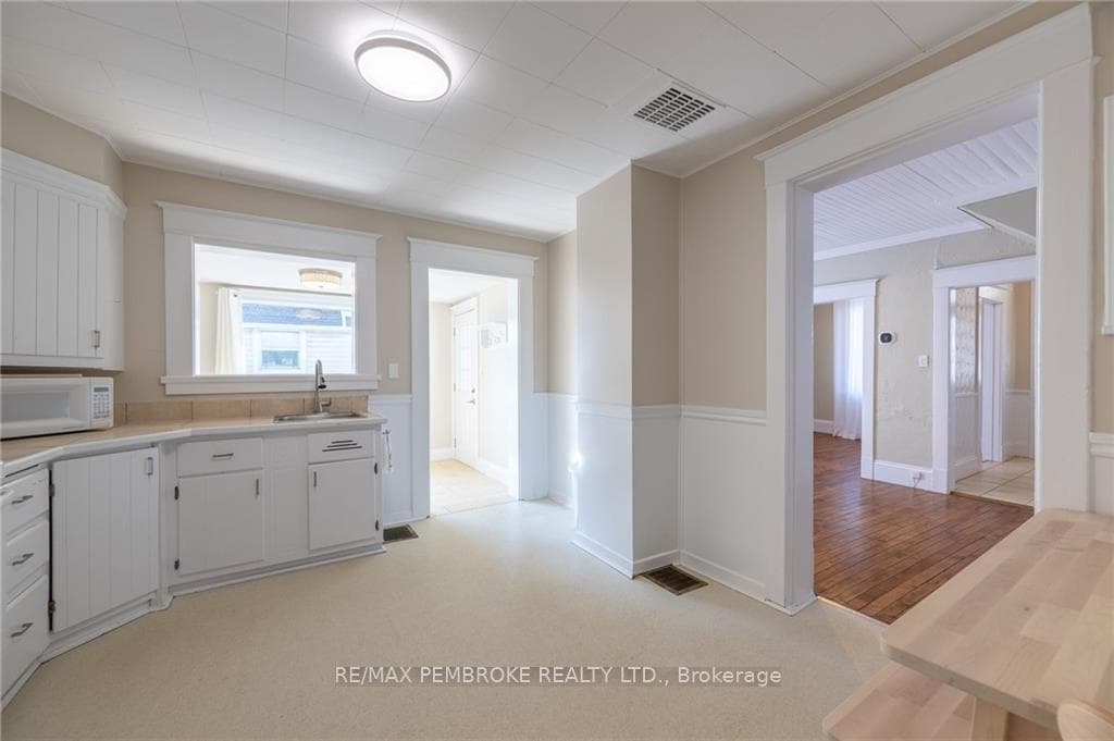 927 PEMBROKE Street photo 7