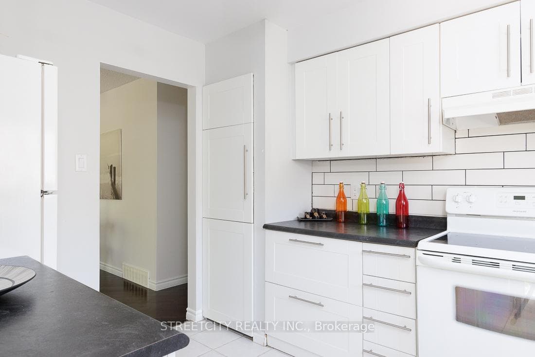 112 Ardsley Crescent photo 13