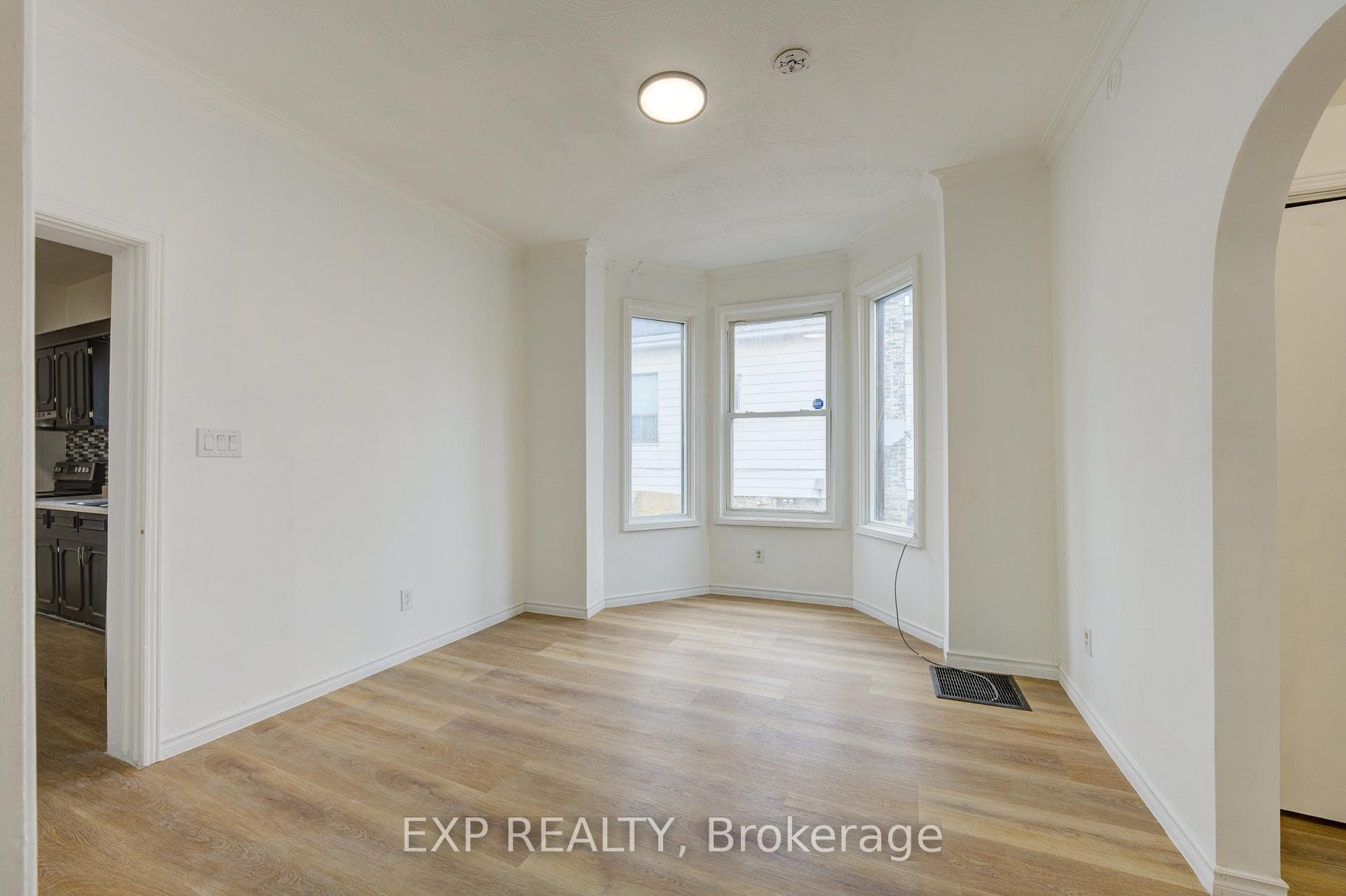524 Simcoe Street photo 28