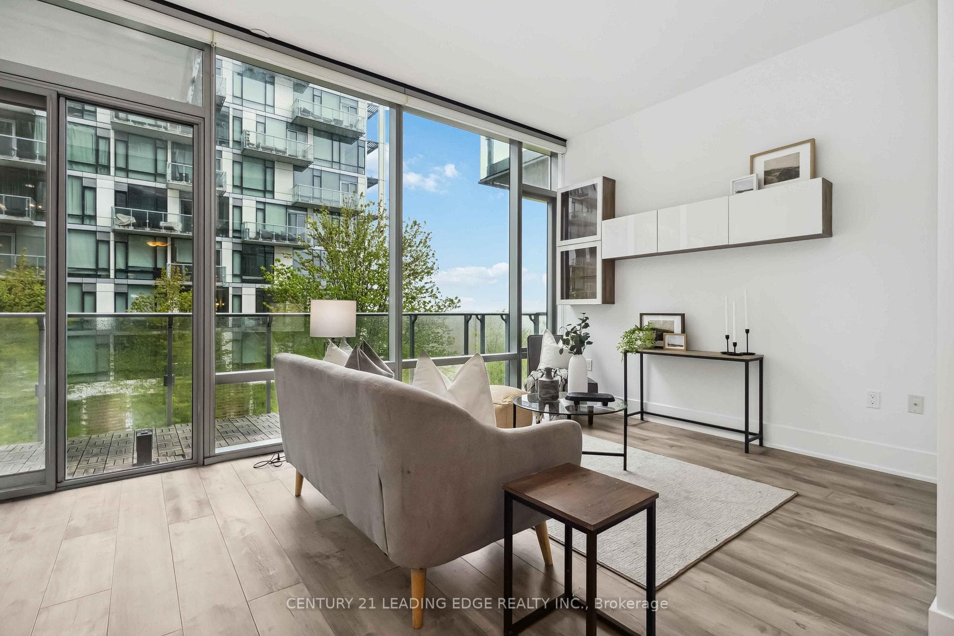 FLOOR TO CEILING WINDOWS