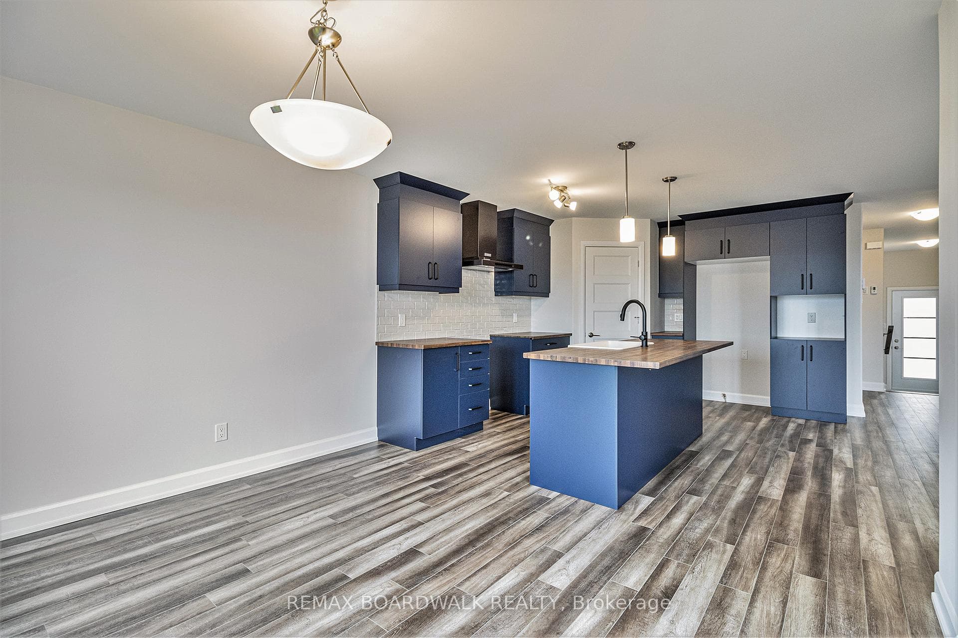 1207 MONTBLANC Crescent photo 4