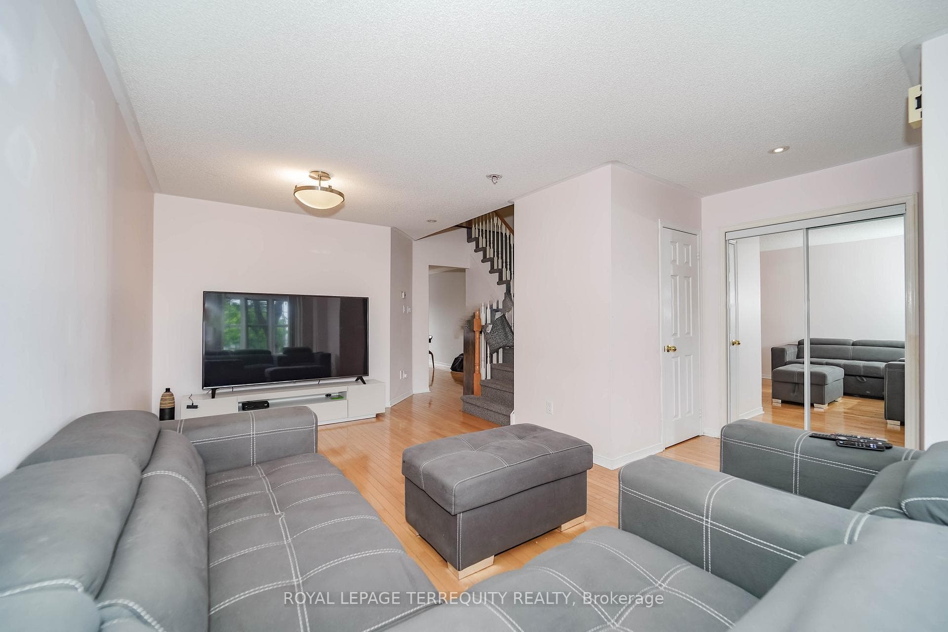 9027 Yonge Street photo 17