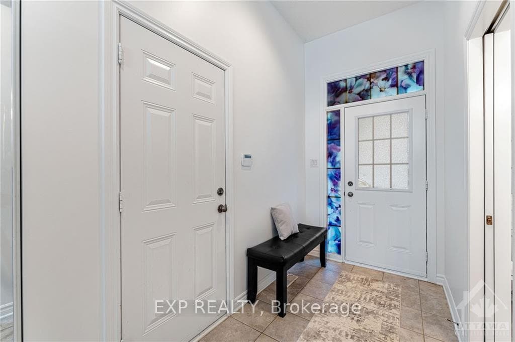 233 WAYMARK Crescent photo 5