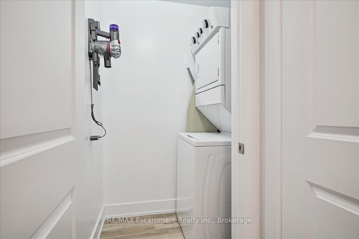 450 Dundas Street Unit 1101 photo 21
