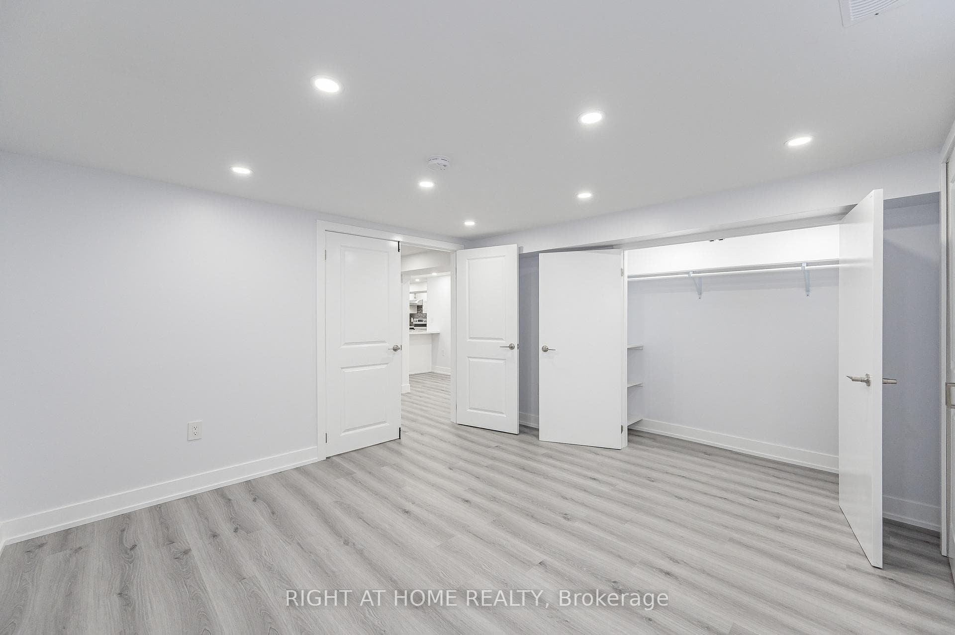 996 Barton Street photo 30
