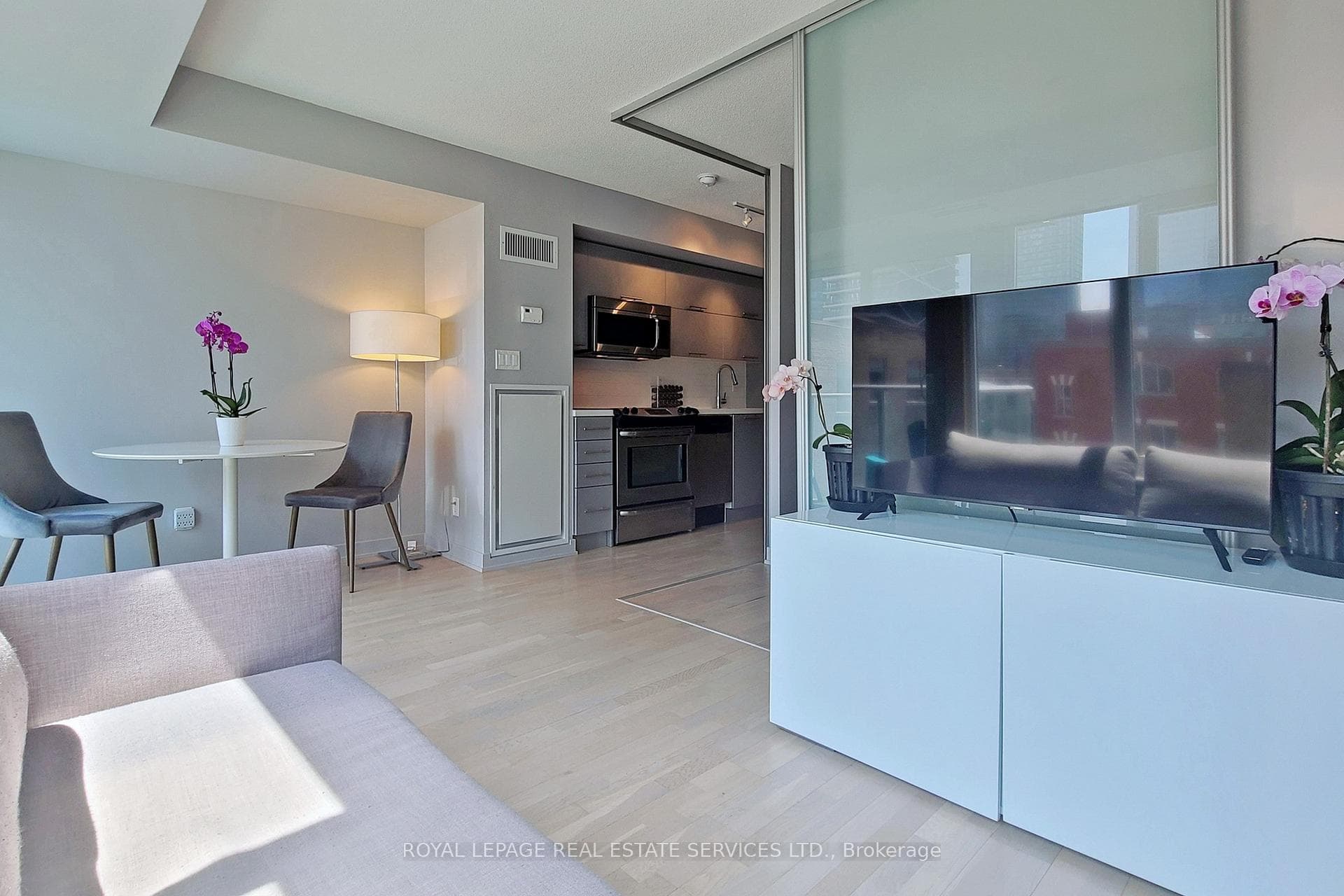 126 Simcoe Street Unit 612 photo 1