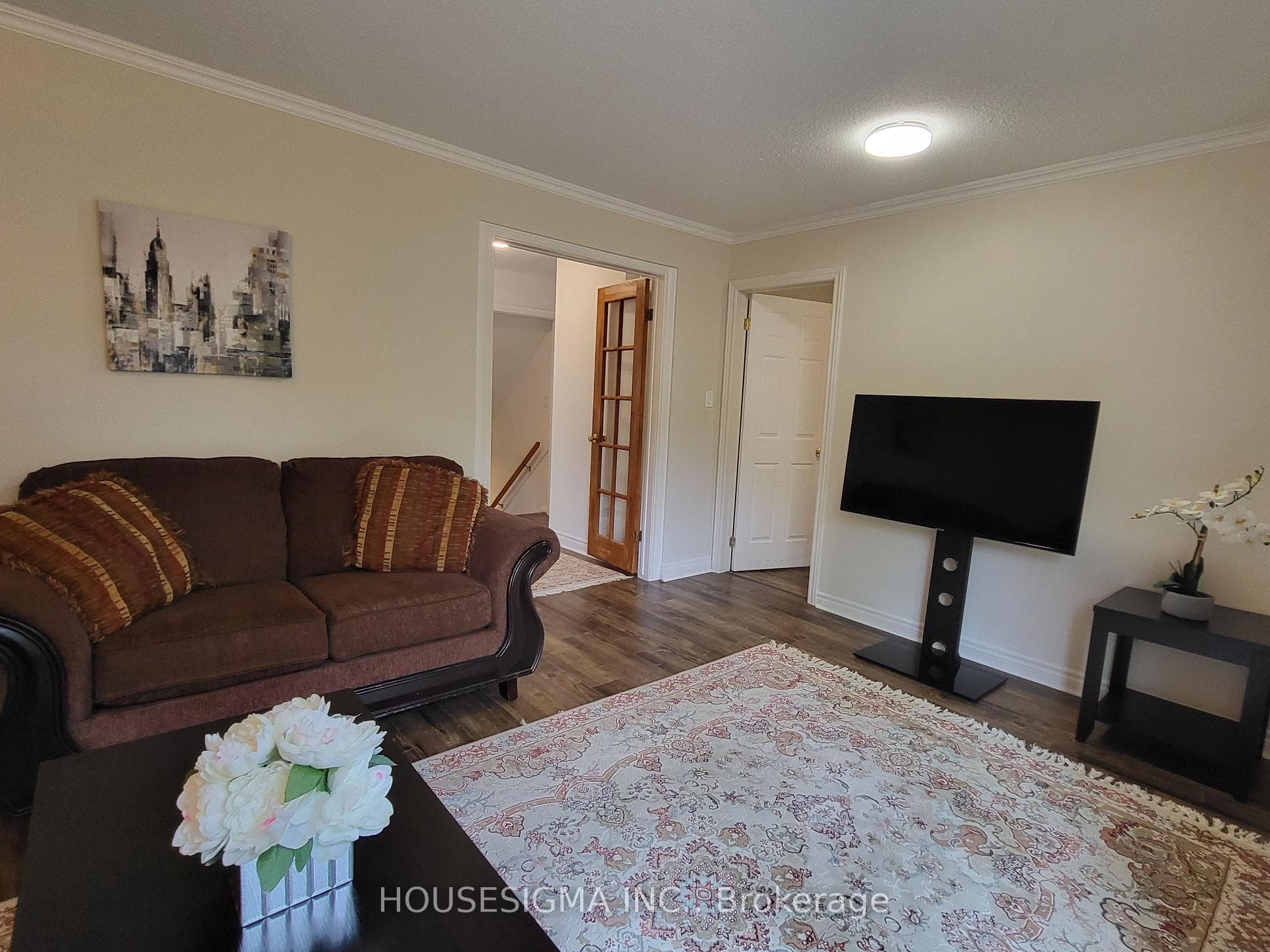109 Connaught Crescent Unit Ground photo 3