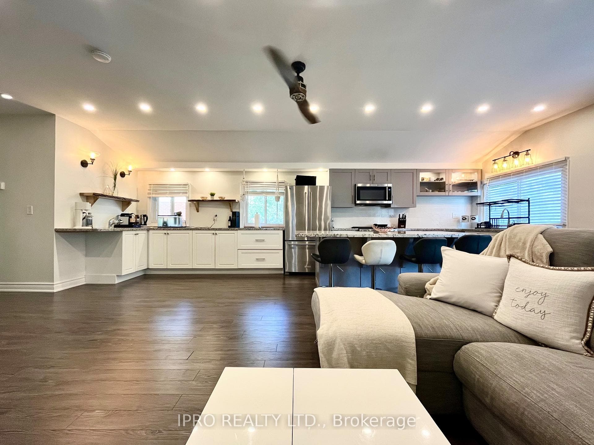 44 Oak Avenue photo 4