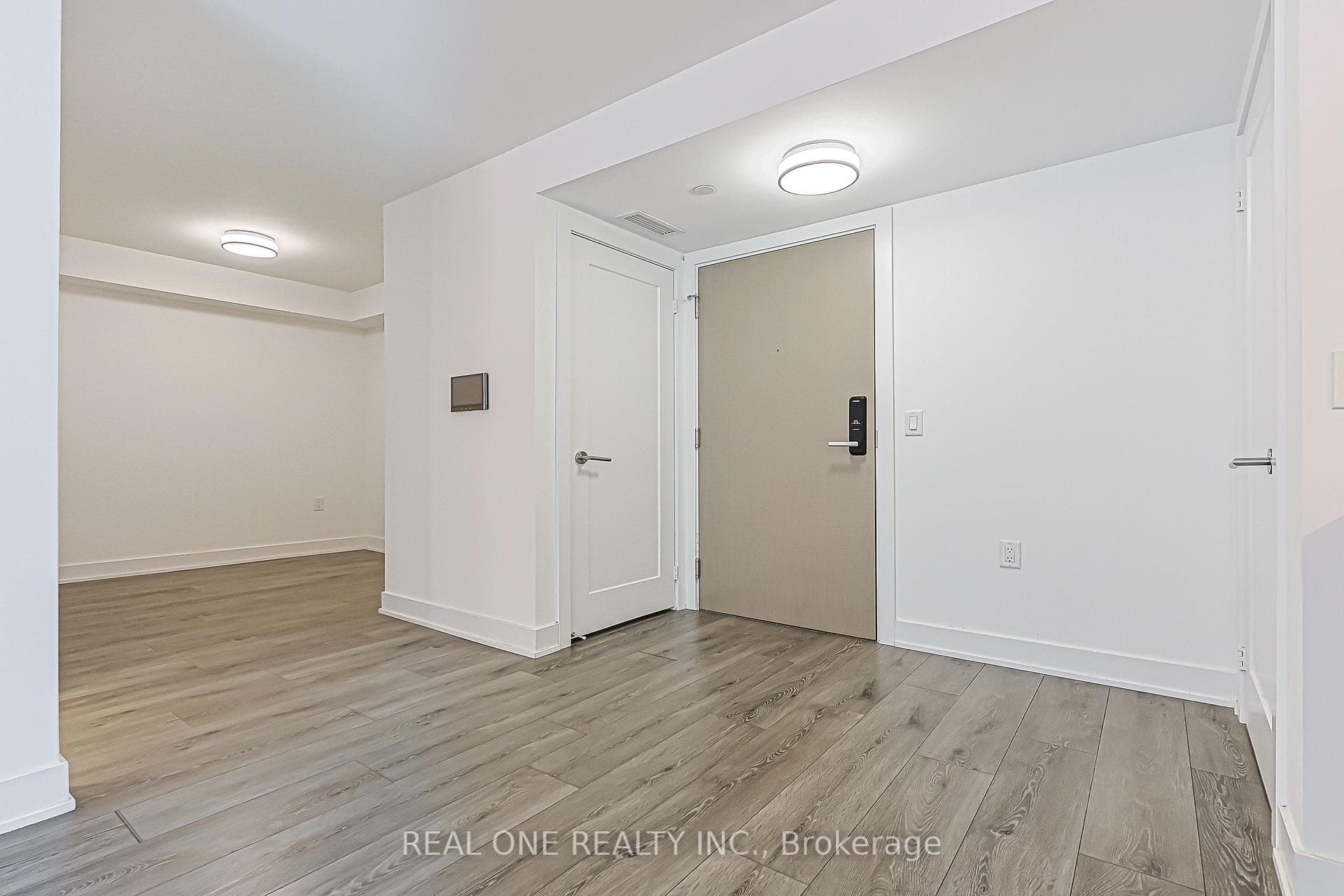 585 Bloor St East Street Unit 821 photo 9