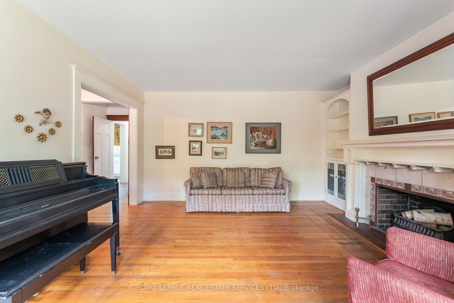 124 Roxborough Drive photo 6