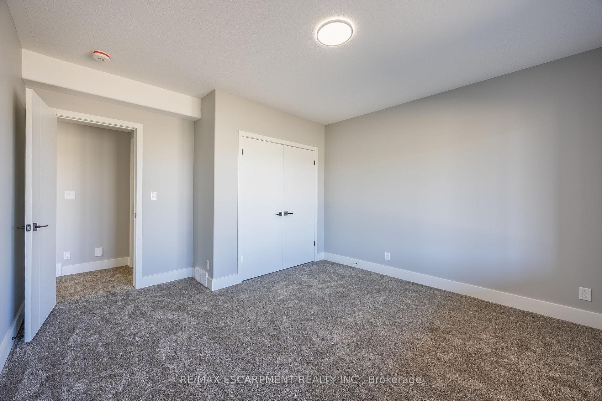 34 Andrew Avenue photo 28