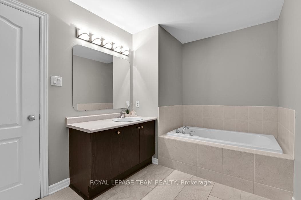 4 Piece Ensuite with soaker tub / separate shower