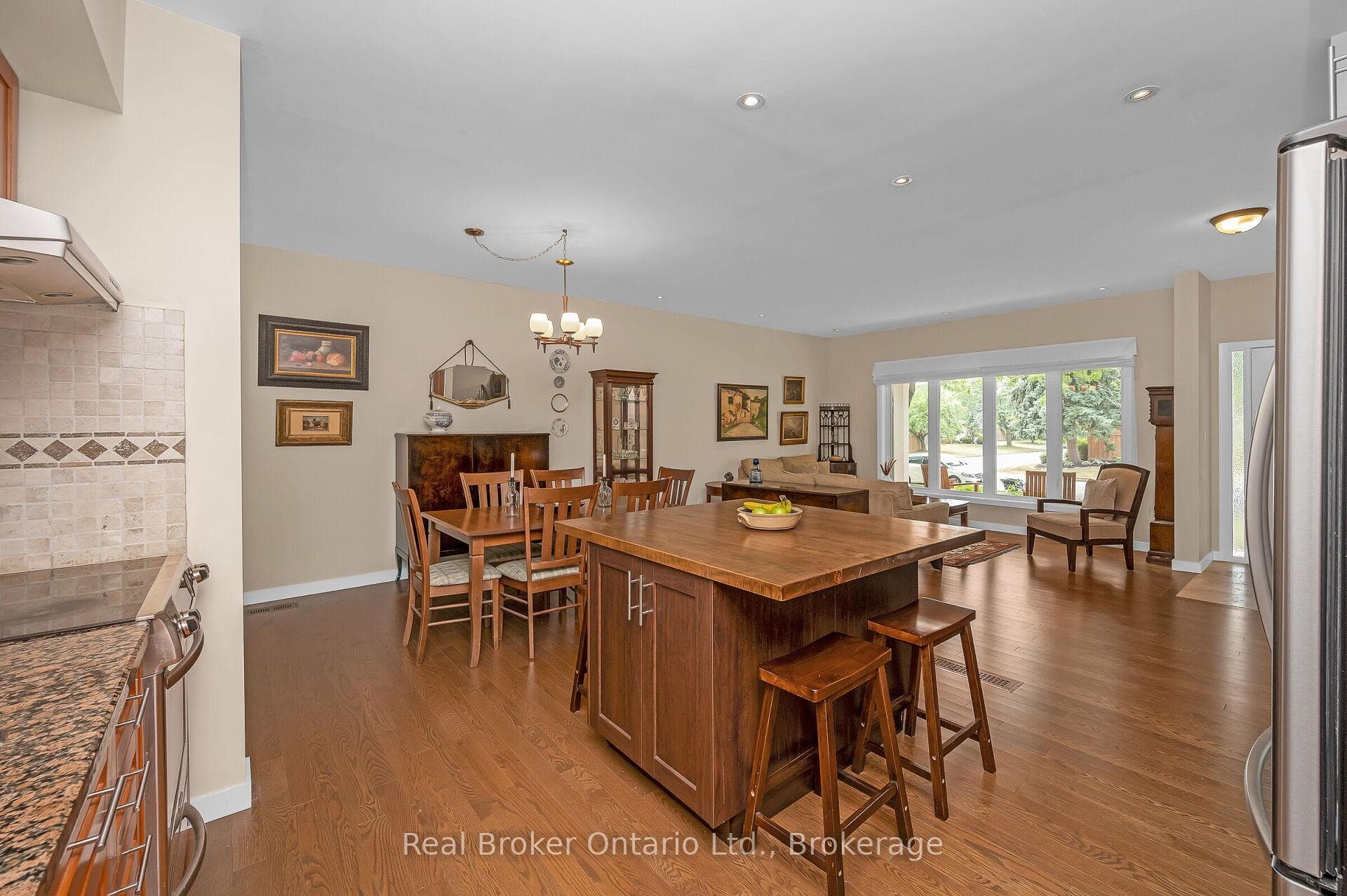 285 Surrey Drive photo 12