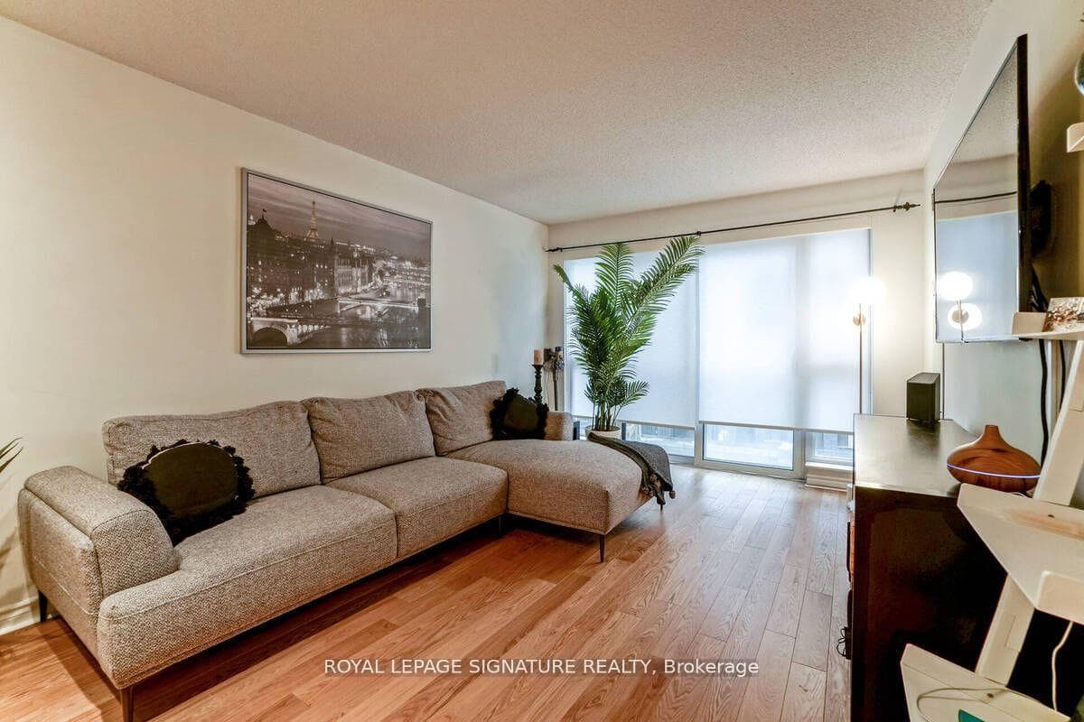270 Wellington Street Unit 425 photo 8