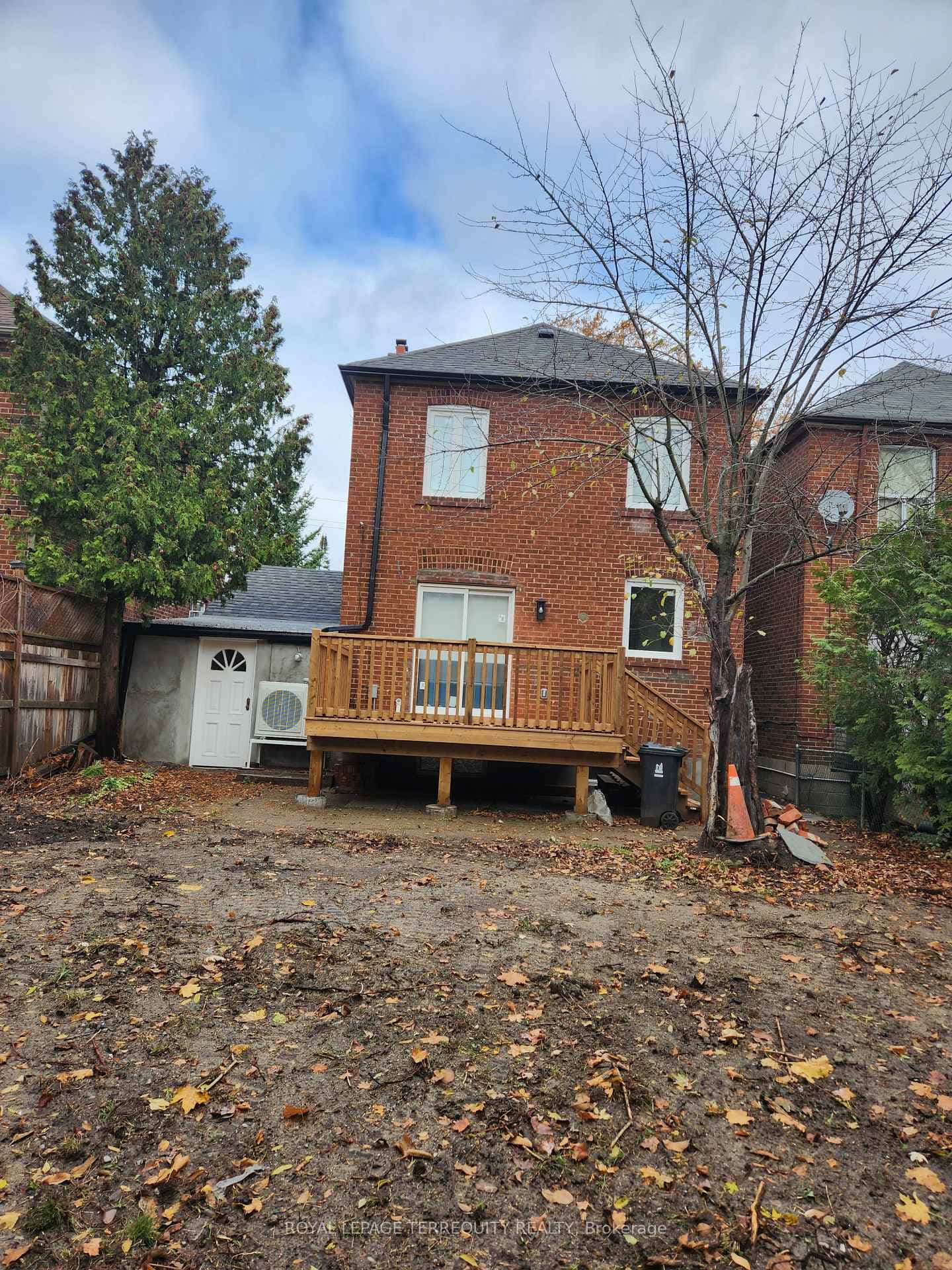 341 Lawrence Avenue photo 22
