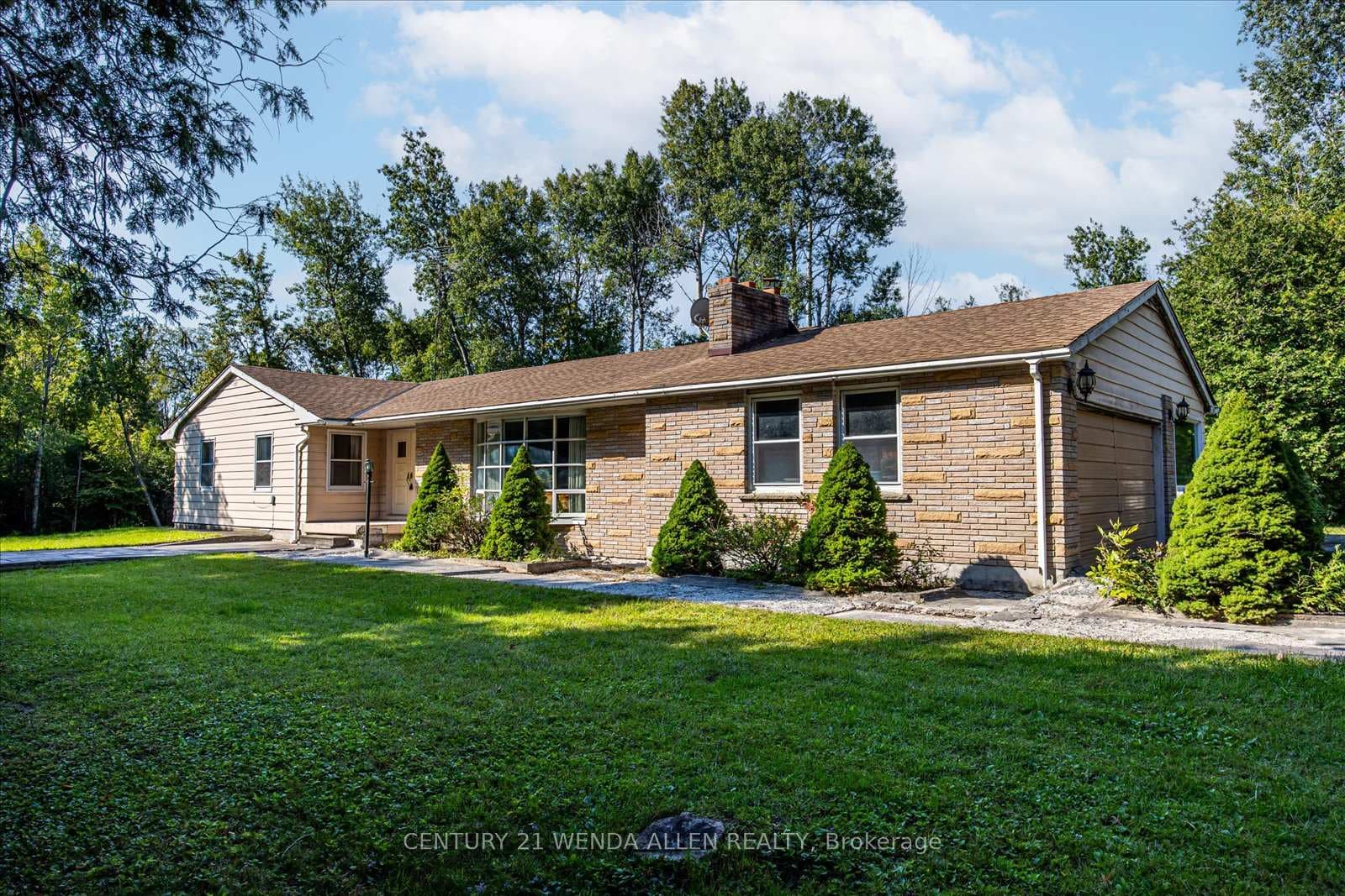 2582 Maple Grove Road photo 1
