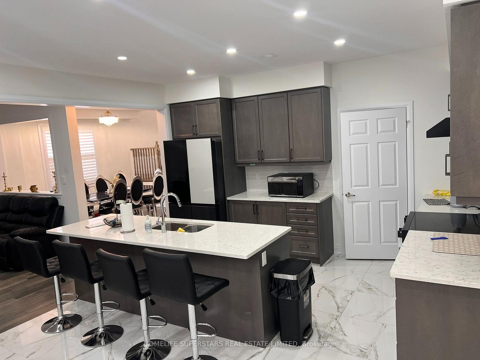 188 AVIRON Crescent photo 11
