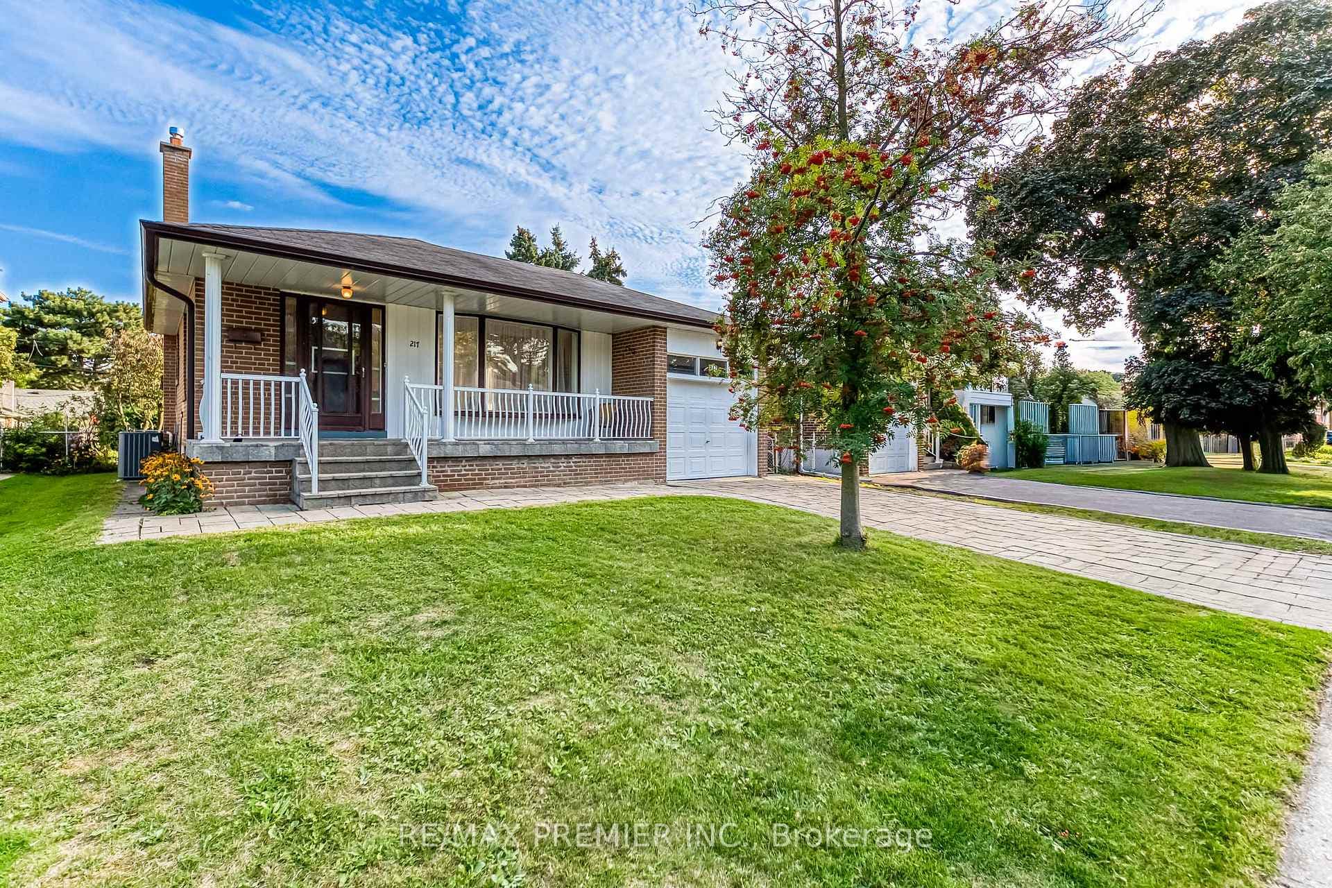 217 La Rose Avenue photo 3