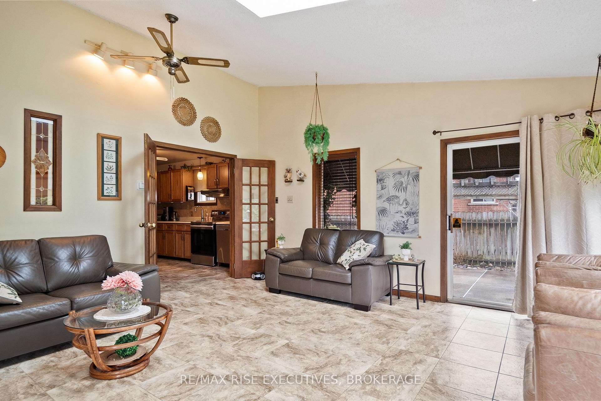 127 Nicholson Crescent photo 19