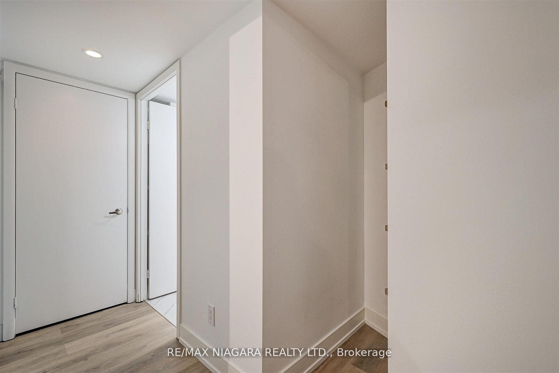 200 Victoria Street Unit 1607 photo 13
