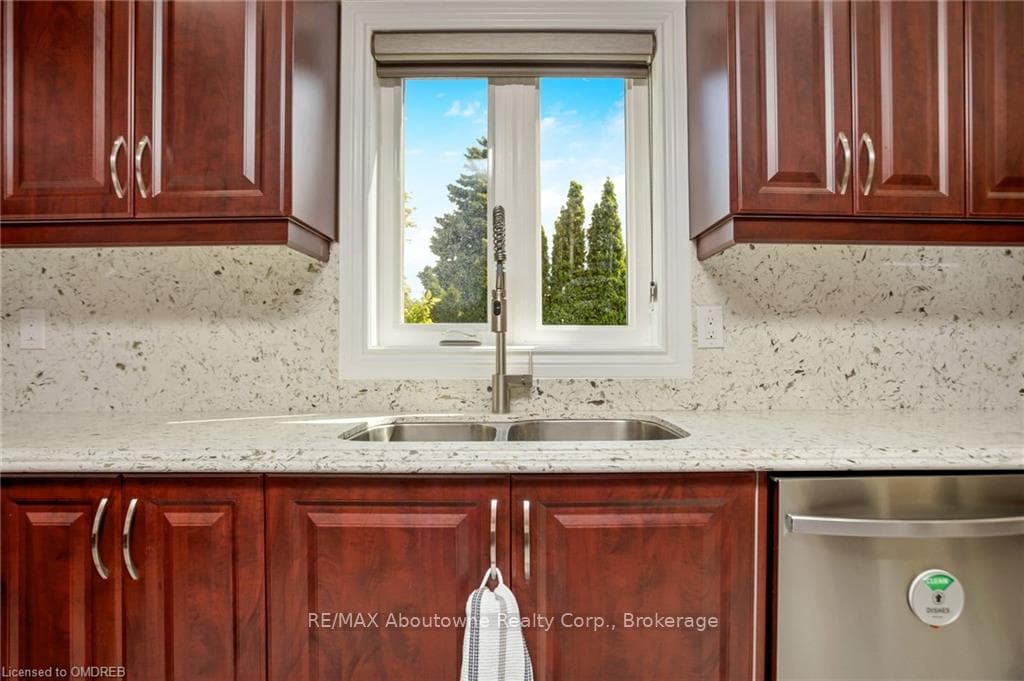 2235 GRENVILLE Drive photo 11