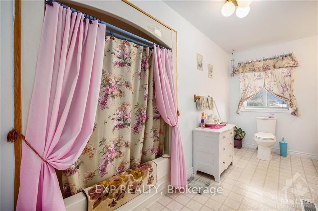 53 KING Street photo 12