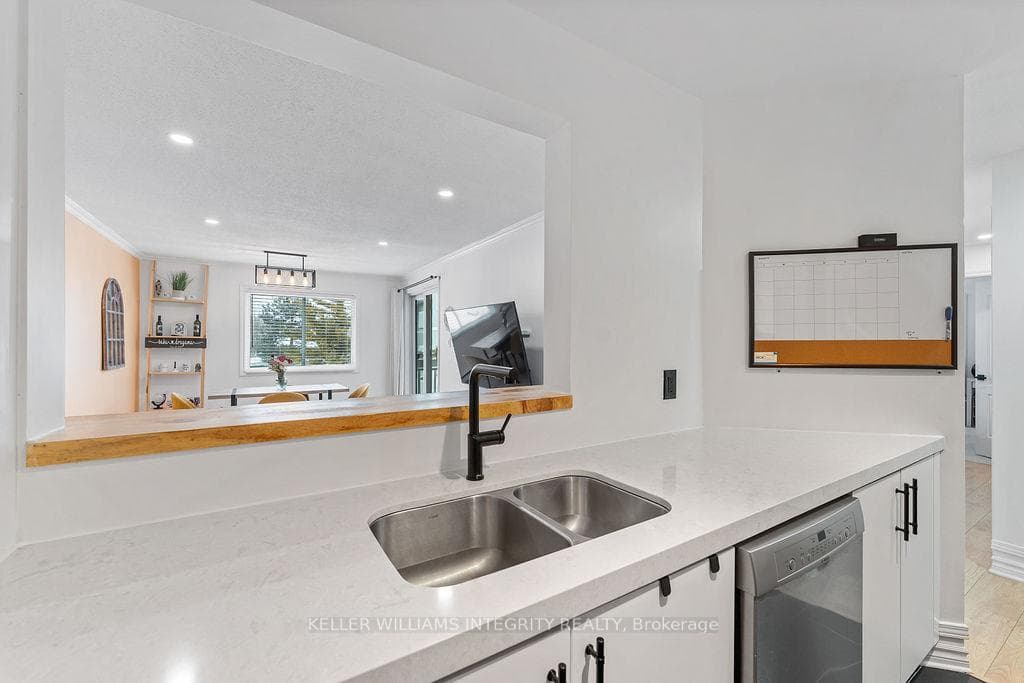 218 Viewmount Drive Unit 318 photo 9