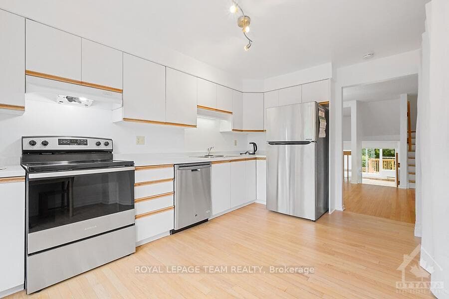 25B ROBINSON Avenue photo 13