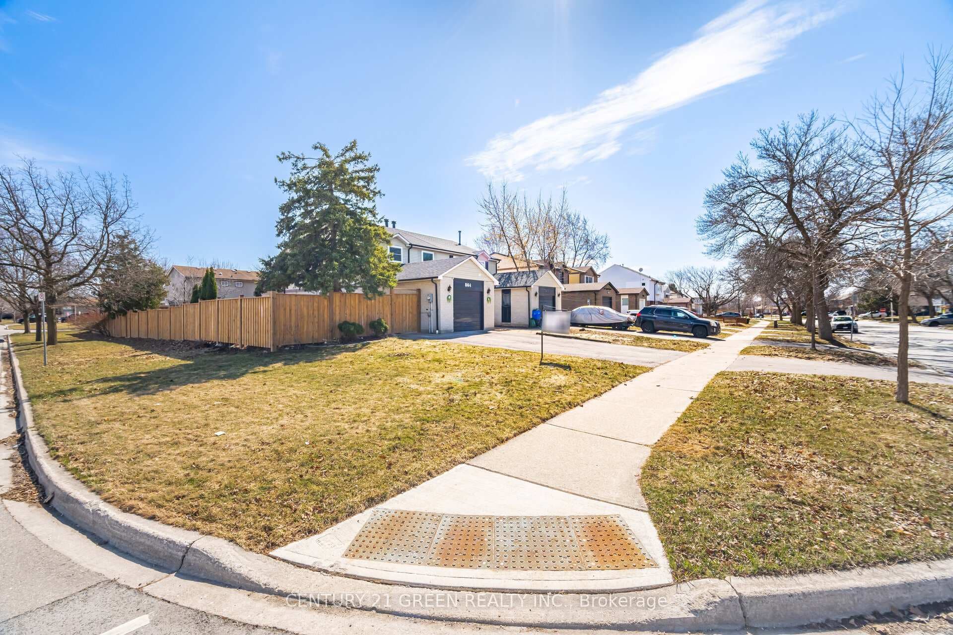 864 Laurier Avenue photo 4