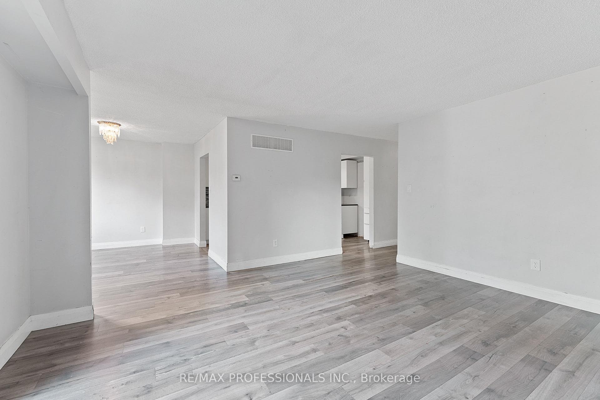 4195 Taffey Crescent photo 10