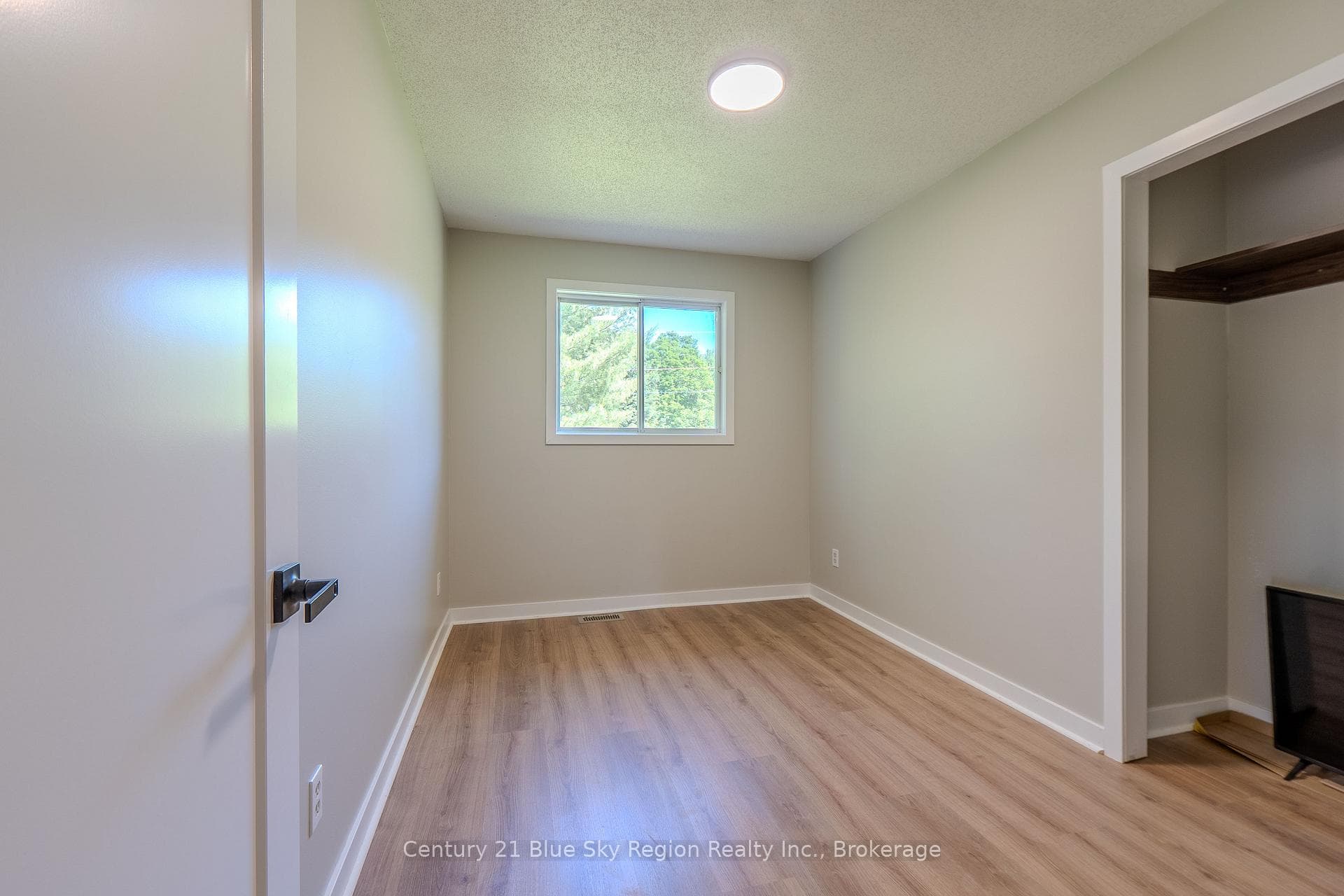 418 Laurier Street photo 25