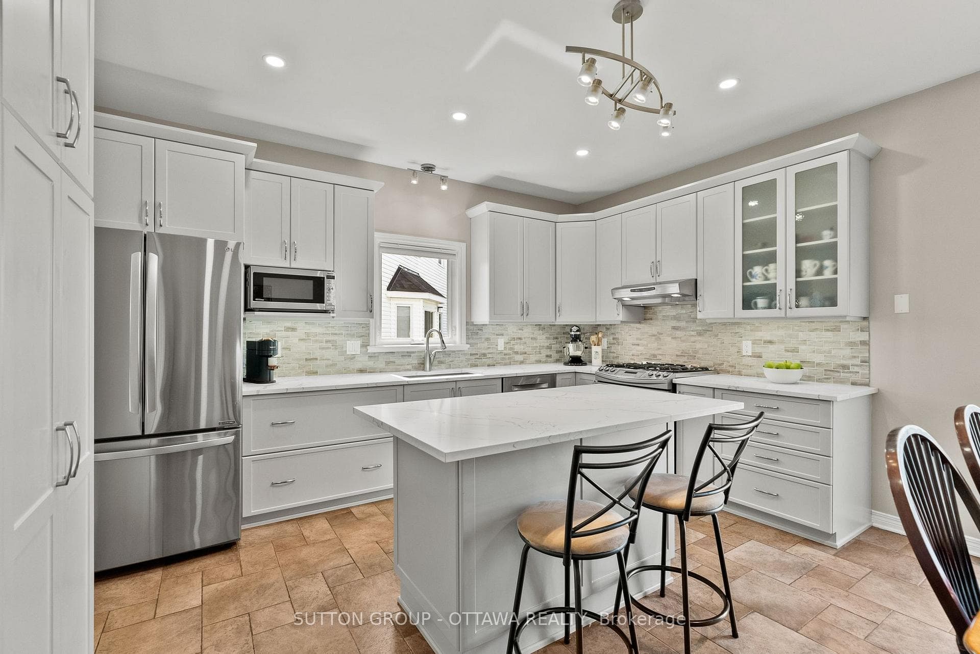 21 Avonmore Crescent photo 12