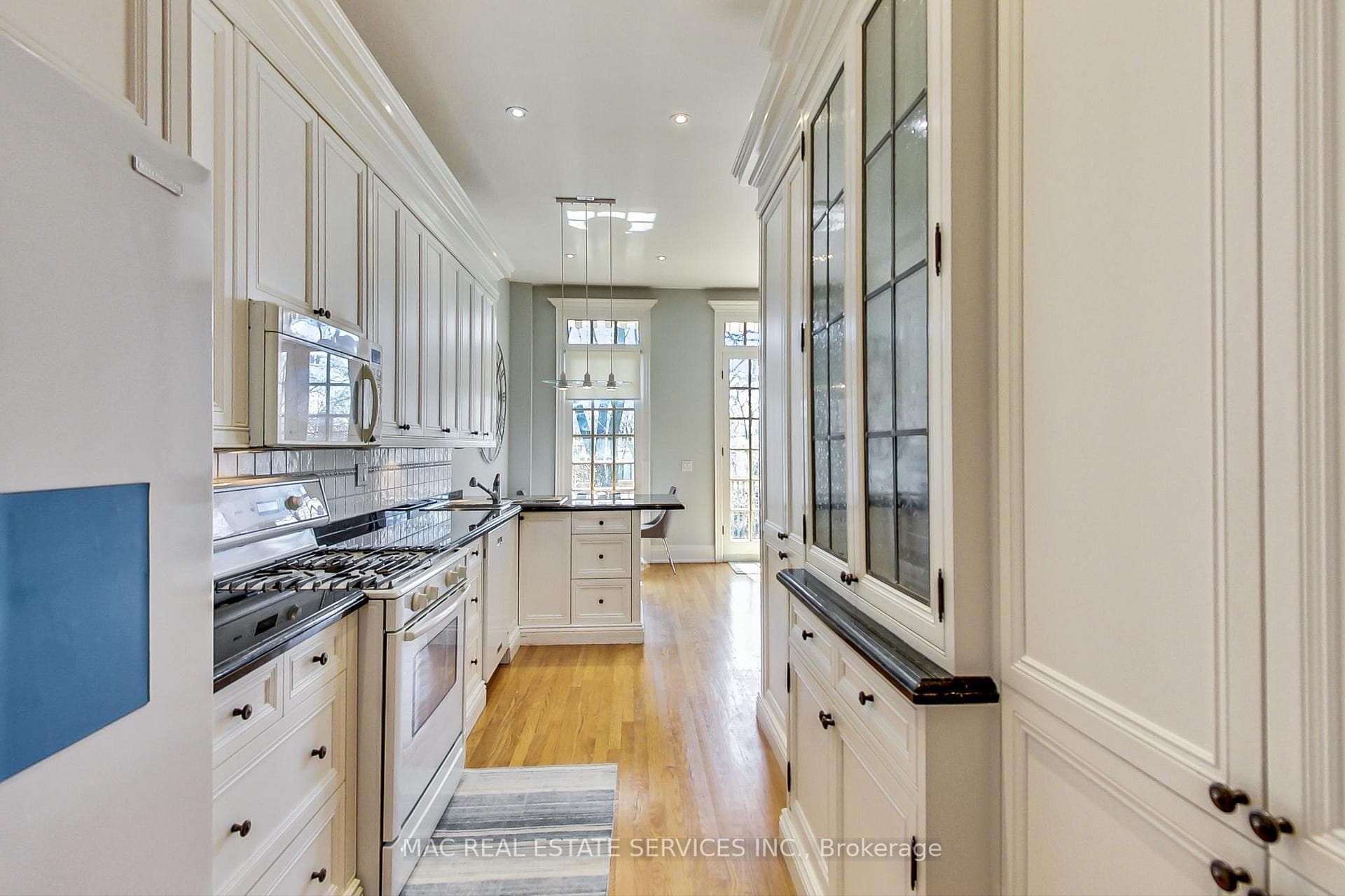 21 Farnham Avenue photo 7