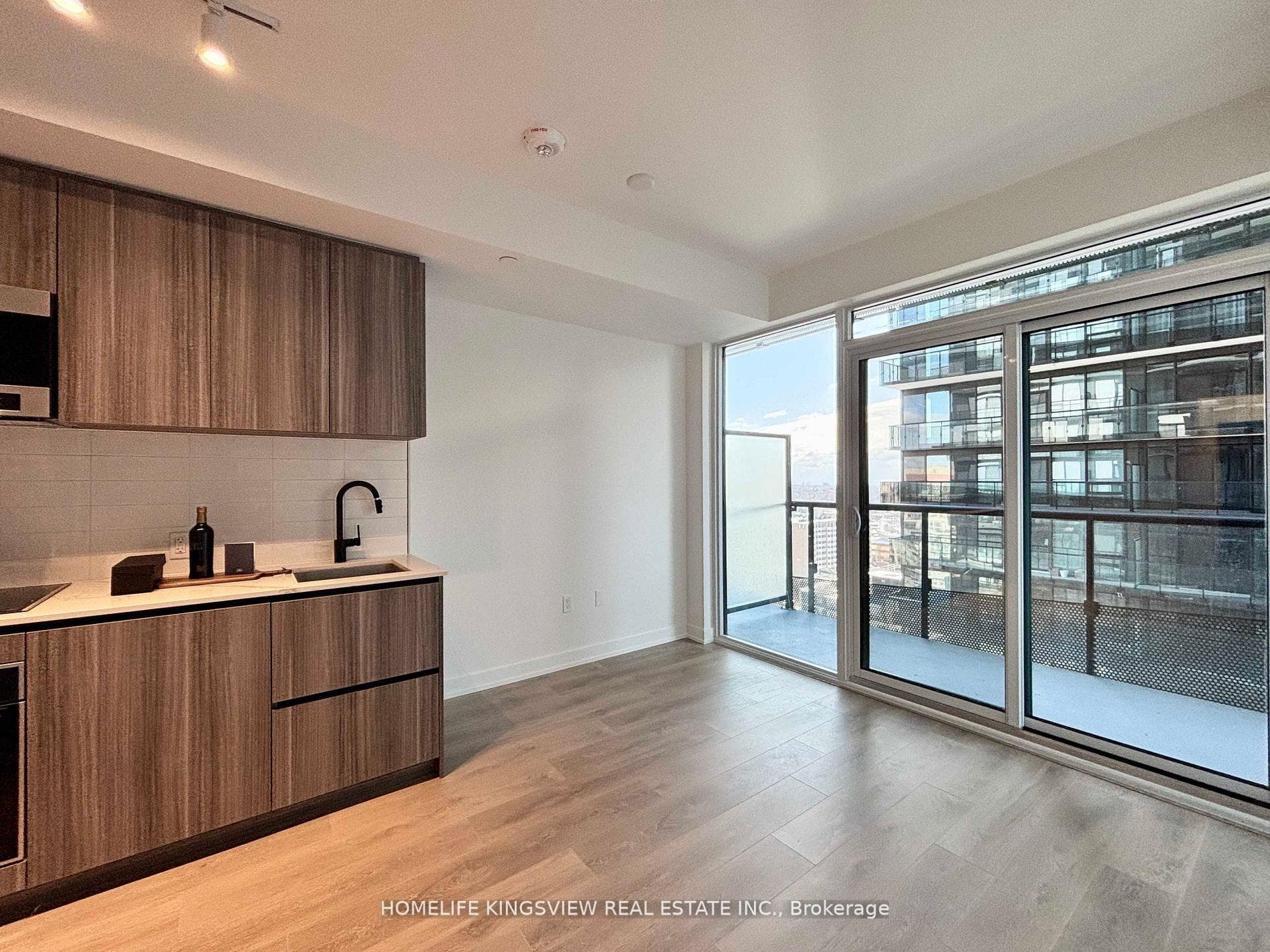 117 Broadway Avenue Unit 1813 photo 6