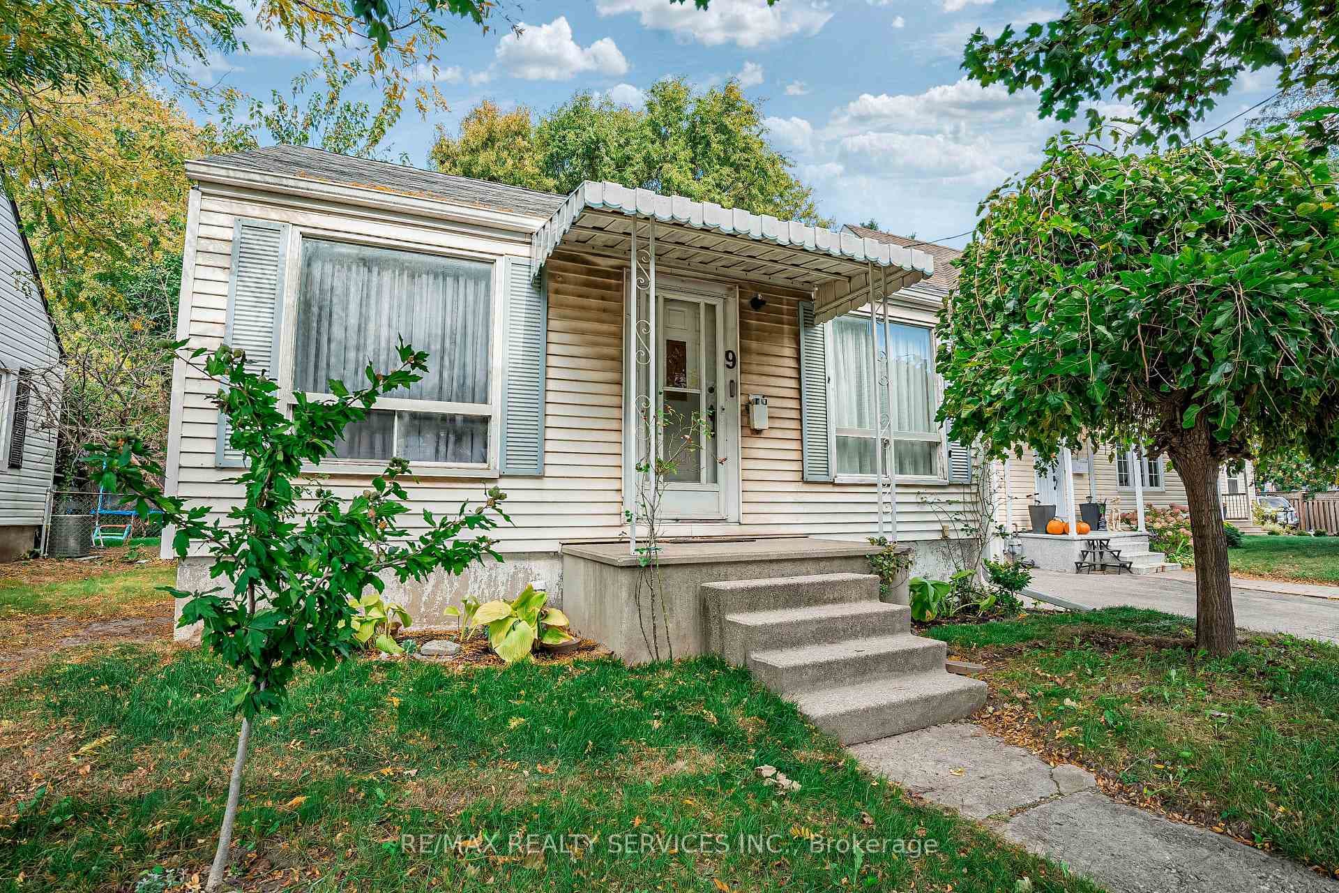 9 Avon Park Drive photo 3