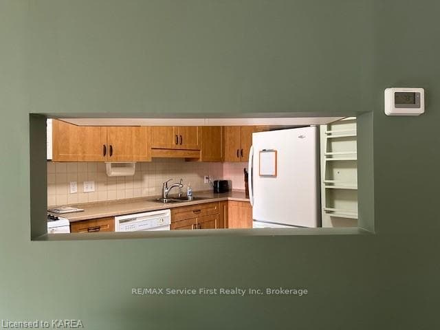 Peek -a-boo Kitchen pass through to livingroom