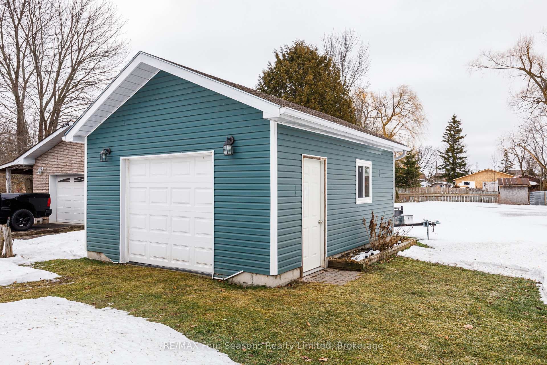225 Christopher Street photo 6